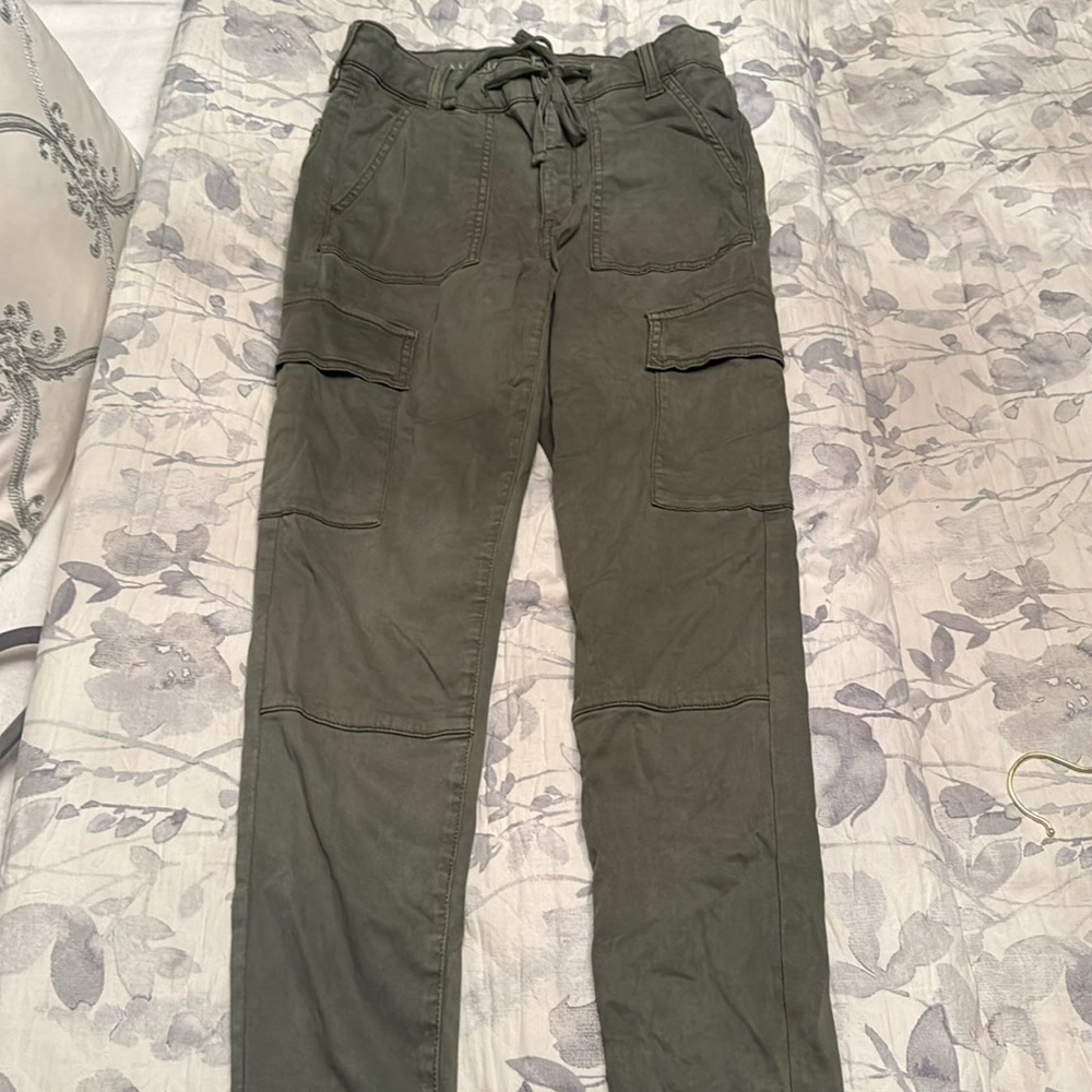 Green American Eagle cargo pants never worn super stretch